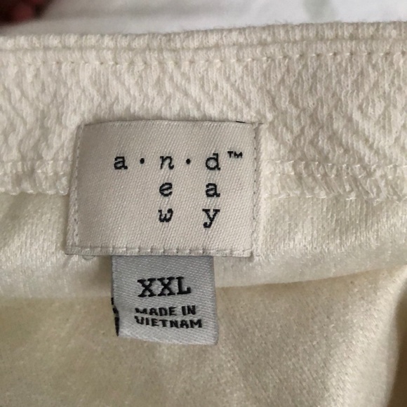 White top with flare sleeves - Picture 4 of 5